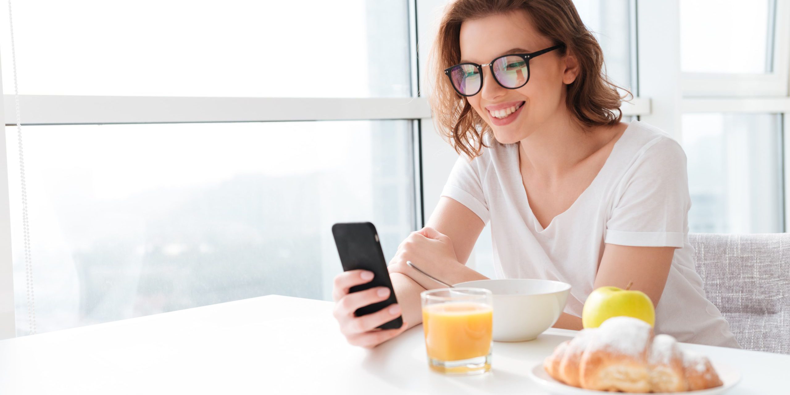 app – usuario interactuando con la emrpesa app - usuario interactuando con la emrpesa