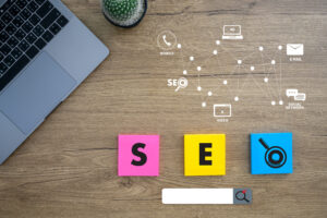 posicionamiento seo barato - trabajo de seo en mesa de oficina