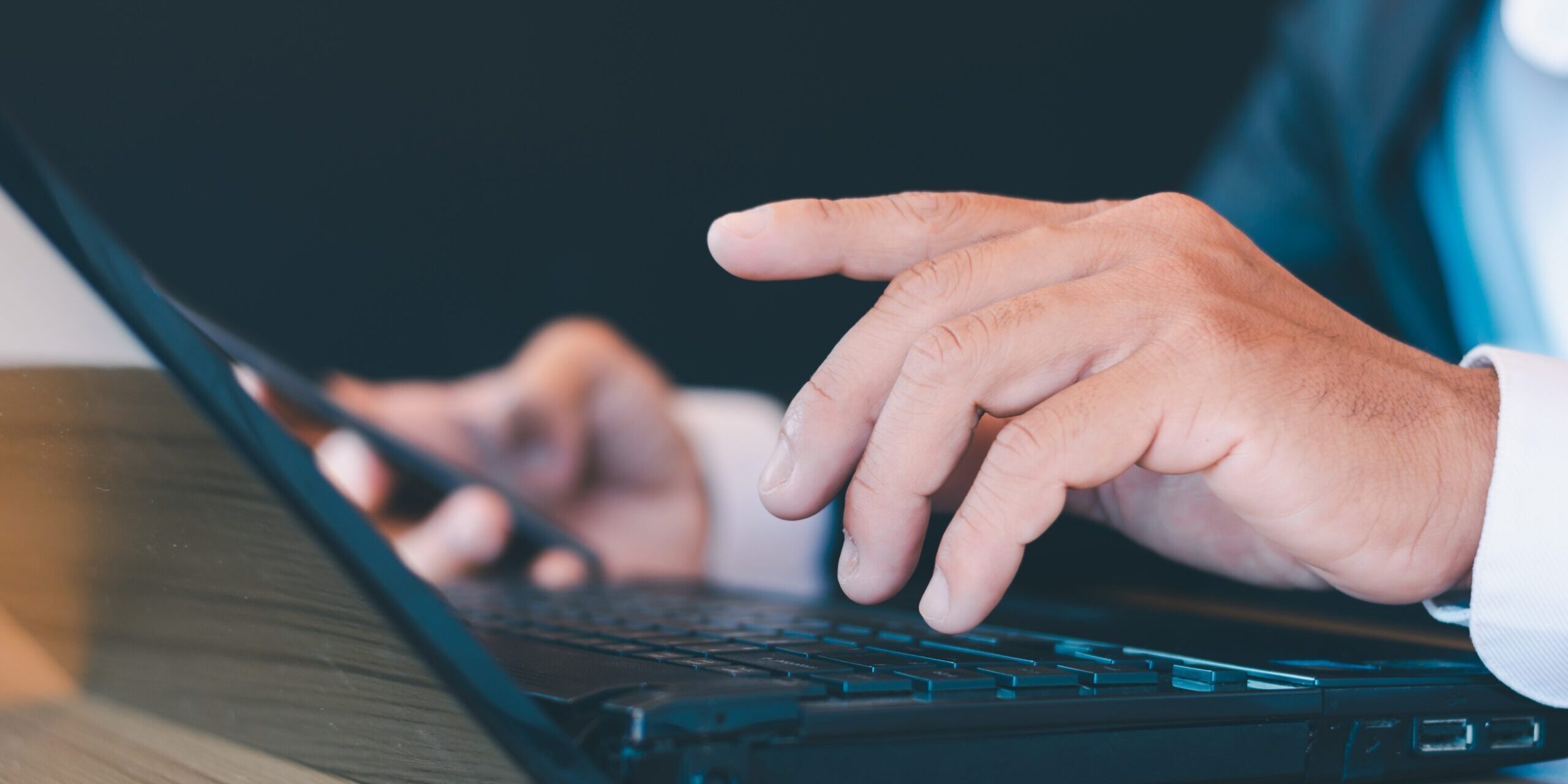 desarrollo aplicaciones Valencia – hombre tabajando pc aplicaciones Valencia - hombre tabajando pc