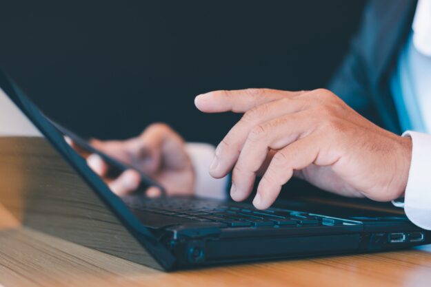 aplicaciones Valencia - hombre tabajando pc