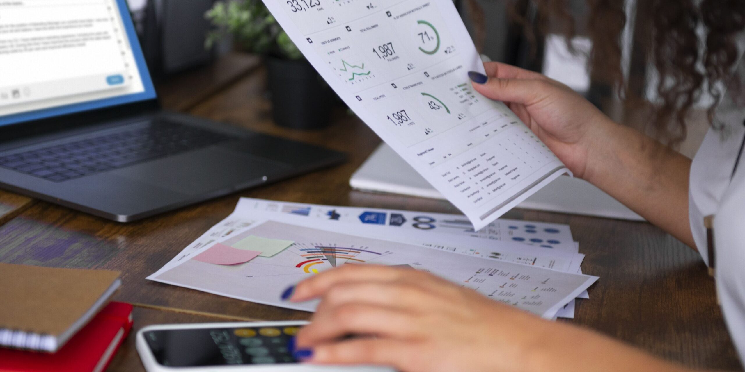 diseño de aplicaciones en valencia – chica creando mockup aplicaciones nativas valencia - hoja