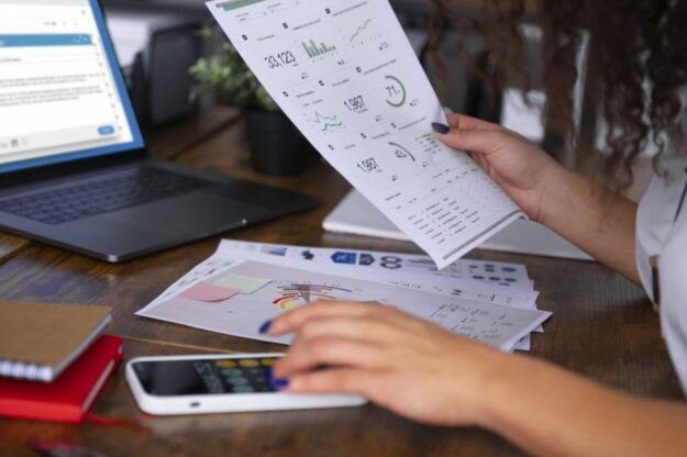 diseño de aplicaciones en valencia – chica creando mockup aplicaciones nativas valencia - hoja